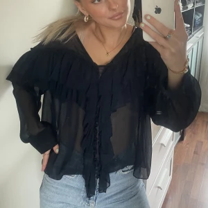 volang blus - Super fin mörkblå volang blus från Zara. Aldrig använd! Skriv vid frågor eller intresse  🌺🌺