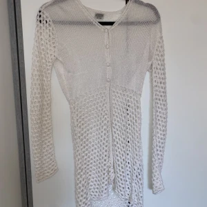 Cardigan  - Jätte fin cardigan som är halva öppen. Jätte fin med ett linne under. Storlek 38