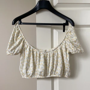 Blommig topp🤍🍋 - Säljer denna vackra topp från Nelly med söta små gula blommor på. Kort i modellen. Endast testad så alltså som ny🤍🍋