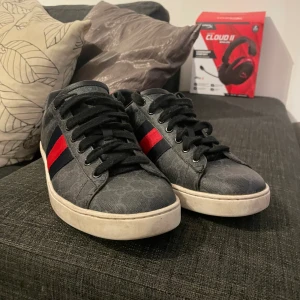 Gucci skor  - Tja säljer mina Gucci skor i storlek 43 lite för små men riktigt feta! Skick 9/10 box finns med! Mvh Axel 