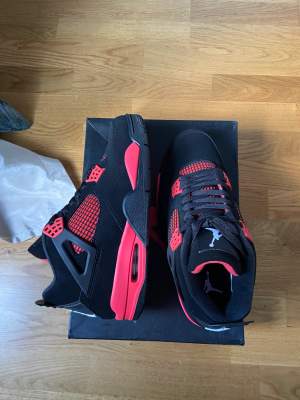 Jordan 4 red thunder. Helt nya och oanvända 