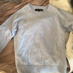 Tröja  - Jätte fin ljus blå stickad tröja från Vera Moda, köpt för 2 år sen och inte kommt till så mycket användning❤️