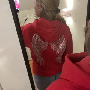 Hoodie  - Säljer denna coola hoodie med coolt tryck på ryggen💕det är några paljetter som har ramlat av🙏🏼köpt för 600kr