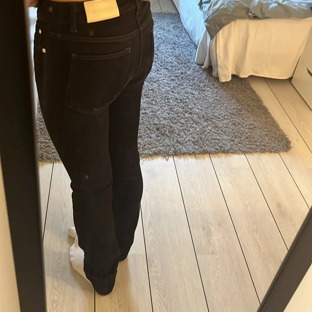 Svarta acne jeans i strl 27. Inga defekter, 150kr! Kolla min profil där jag har likadana fast gråa!. Jeans & Byxor.