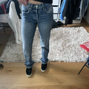 Jeans från zara - Lågmidjade jeans från zara, storlek 34! är 1,60 på bilden!