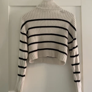 Stickad tröja  - Stickad tröja från NA-KD i storlek XXS. Väl använd, lite foundationfläck i kragen men inget som syns när man har på sig den, annars bra skick 