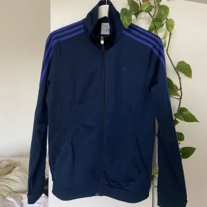 Adidas track jacket - Jag brukar ha storlek S för referens! Säljer pga inte min stil längre men superfin🫶🏻🫶🏻🫶🏻