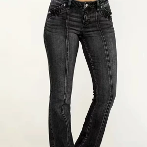 Bootcut jeans - Jätte snygga mid Waits bootcut jeans💞 Är i storlek 36 men passar mig som är en 34. Säljer billigt pga billigt material men inget som syns eller tänker på. Pris går att diskuteras💞