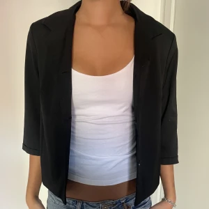 Svart tre kvarts kavaj  - TRYCK INTE PÅ KÖP DIREKT Svart kavaj i tre kvarts, så najs material och så snygg till fest eller skolan💕