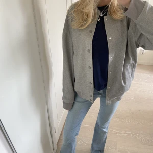 Bomberjacka  - Så sjukt snygg bomberjacka i ”ull” tyg så mer som en kort kappa🥰 perfekt nu till hösten💕 ääälskar verkligen denna modell på jackor 