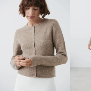 Stickad kofta Gina Tricot - Säljer båda dessa stickade koftorna från Gina Tricot, de är i storlek XL (då jag ville ha de oversize). Den beiga är använd en gång och den grå är aldrig använd. Säljer då jag ångrat mig. Köparen står för frakten. 300 kr styck eller 500 för båda!