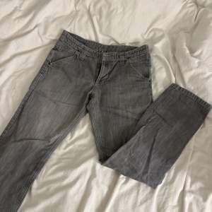 Hyfsat low waist jeans Bra skick  Passar som en S kanske M och runt 160