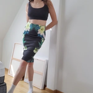 Kjol med blommor - Mjukt tyg, sitter på sin plats och med slits där bak. Dold dragkedja i midja. Kvaliteten känns mycket bra. Stretchig! Superfint mönster. Nyskick. Svarar på alla frågor 🥰