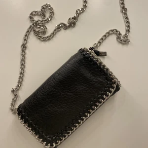 Svart väska - Säljer min svarta tiamo väska som jag köpte på Scorett😇😇😇Nypris ca.500💓