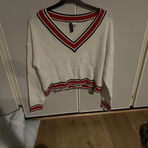 Stickad tröja  - Stickad tröja från hm , knappt använd är i fint skick 