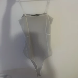 Vit grå mesh body  - Vit grå mesh body  Oanvänd  Stl s