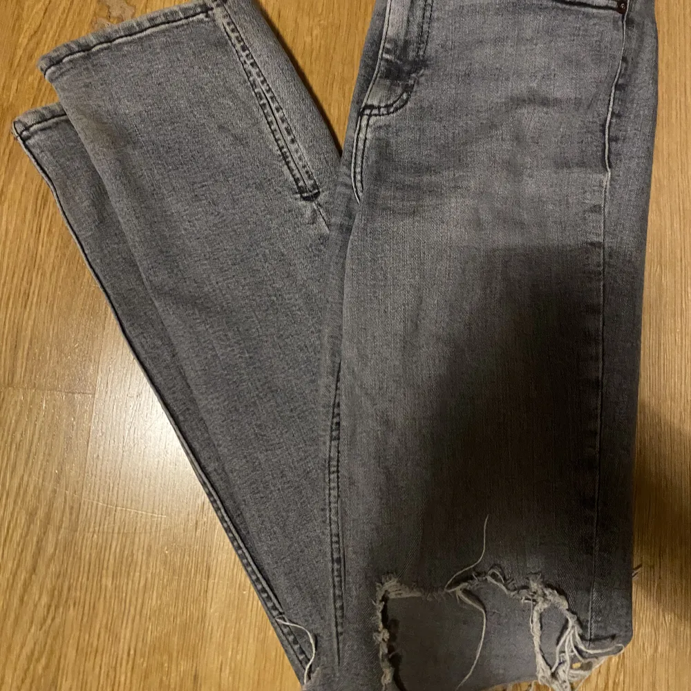 Gråa jeans från Zara, slits nere vid foten. Jeans & Byxor.
