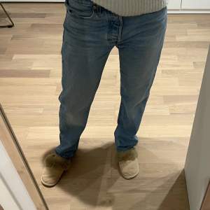 Levis 501. Super fina low waist Levis jeans som är helt oanvända. W:29 L:30, passar mig och har vanligtvis 36/38 i jeans. Man modell men passar alla