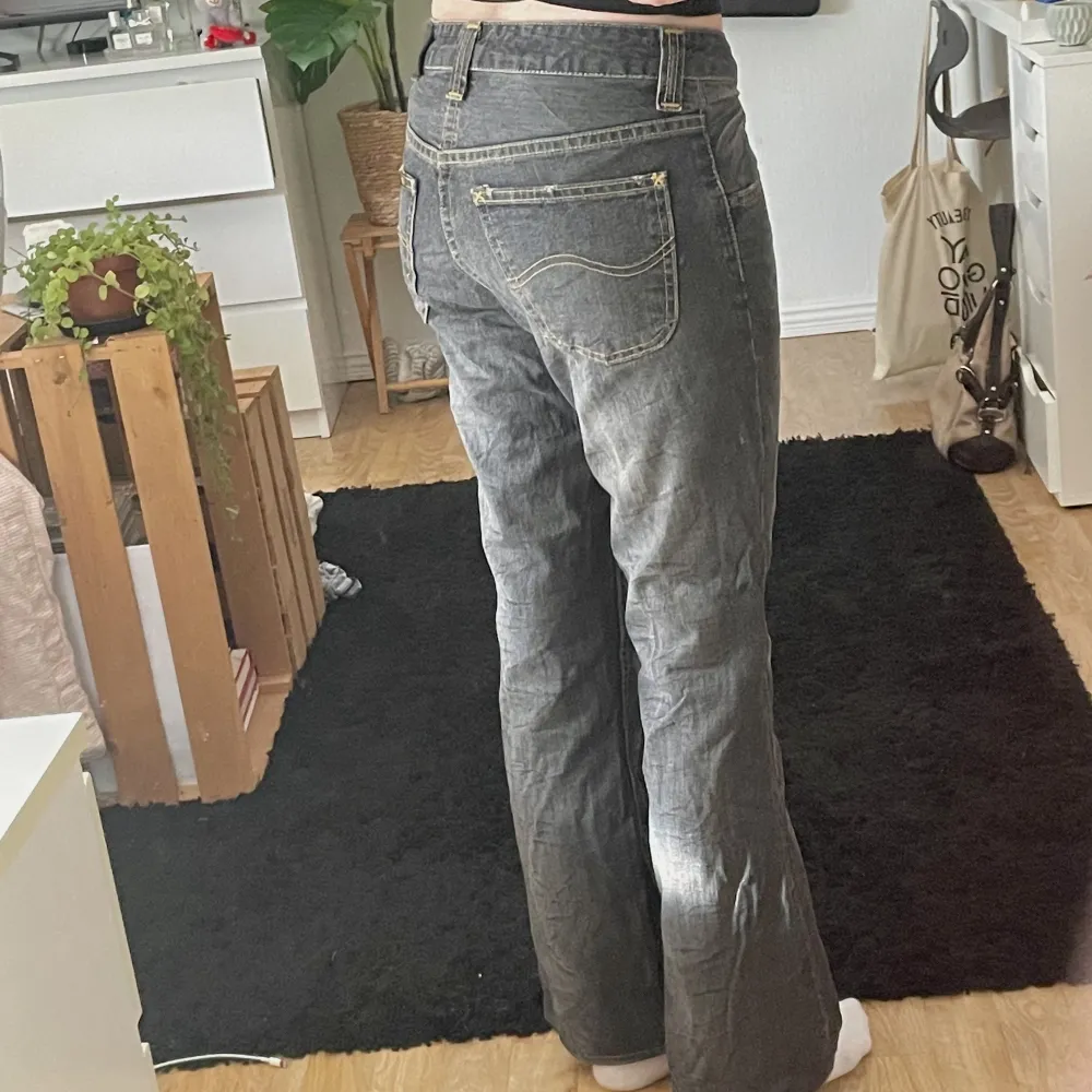 Skitsnygga jeans som tyvärr är för korta för mig. Perfekta jeans för både vardagen samt mer fest då de sitter så snyggt 💕 Använda en del men finns inga deflekter på jeansen☺️ Kom gärna privat vid frågor eller föer bilder 💗 Använd inte köp nu🥰. Jeans & Byxor.