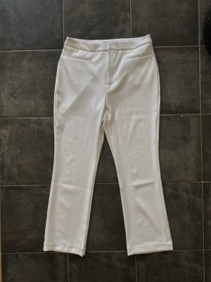 VITA KOSTYMBYXOR <3 - Såååå fina kostymbyxor, sitter som en smäck!!   Helt perfekta, så sköna men tyvärr för korta för mig.   Köpte de utomlands och råkade sluta bort prislappen! Men helt oanvända. <3