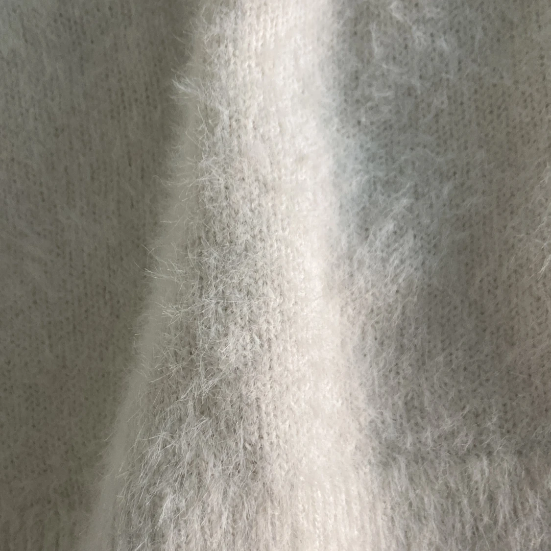 En vit lurvig tröja  - 90