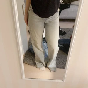 ZARA JEANS MID WAIST WIDE LEG - As snygga jeans som tyvärr är för långa på mig😔 (är 171 typ?) använda endast två gånger. Super fint skick🩷