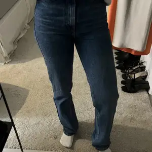 Mörkblå byxor från Weekday i modell Rowe. Jätte snygga dem sitter så bra!! 