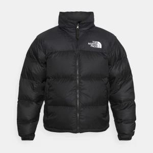 north face jacka - säljer north face jacka. köpt förra året och använd några gånger. den är i bra skick (nypris 3095) och inga skador. priset kan diskuteras🫶🏼