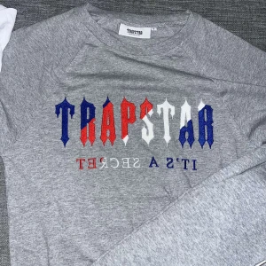 Trapstar T-shirt och shorts - Hej säljer nu trapstar T-shirt och shorts båda är oanvända för de blev för stora båda för 500 enskild för 300