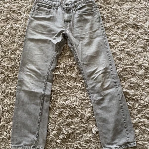 Levis jeans - Säljer dessa levis jeans. Köpta second för 250kr lite mindre än ett år sedan. 