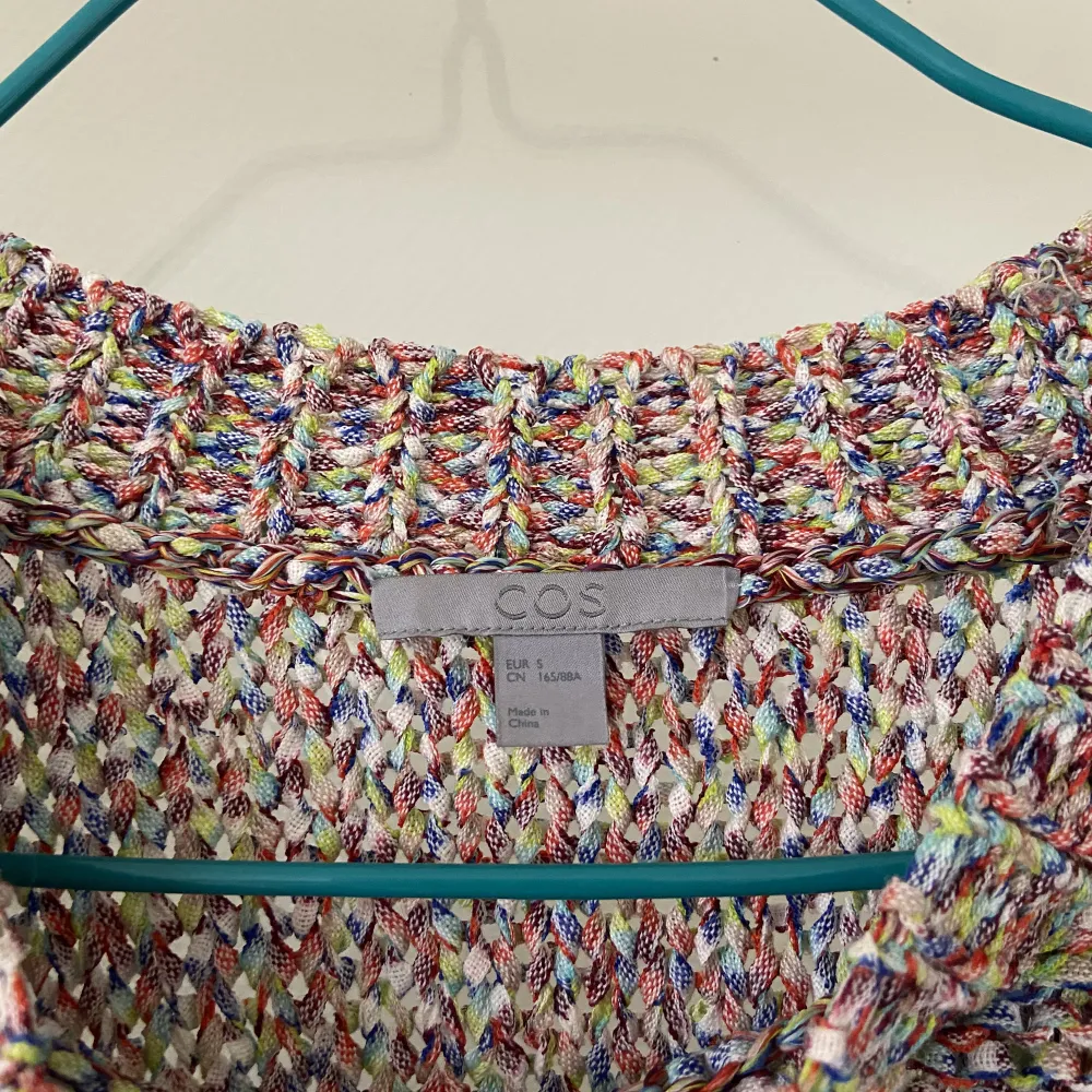 Stickad tröja i massa olika färger som bildar coolt mönster från COS. Stickat.
