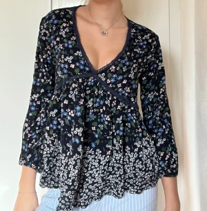 Blommig blus - Så himla fin :) använd gärna köp nu!