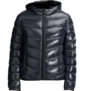 Jacka  - Superfin Mörkblå colmar jacka i storlek S💗Köpte för 5000, pris kan diskuteras då ena fickan itne kan stängas och vill få såld fort 💗