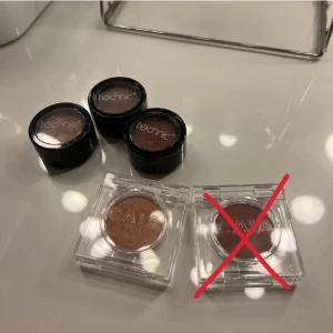 ögonskuggor - 1 för 15 på technic eller alla för 40kr 💘 en från caia för 50kr 🥰alla är oanvända! caia är i färgen ”silk” fick från deras kalender förra året, ENA CAIA ÄR SÅLD ‼️