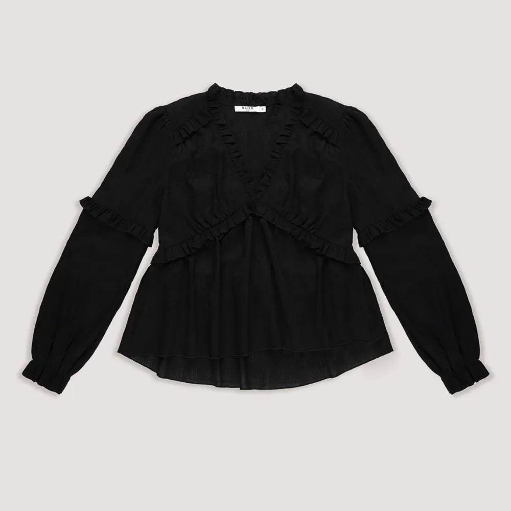 Jätte fin svart blus ifrån NA-KD❤️ säljer eftersom den inte kommer till användning längre(ordinarie pris 399!!!). Blusar.