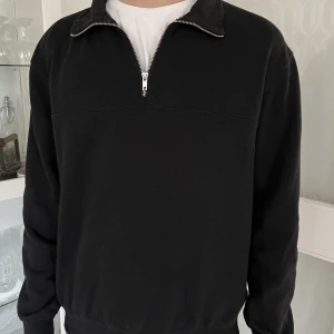 Half zip tröja - Najs half zip tröja, aldrig använd. Skön relaxed fit🤪