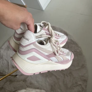 Reebok skor - Säljer dessa då det aldrig blivit använda! Strl. 38,5 köpta för 800kr.