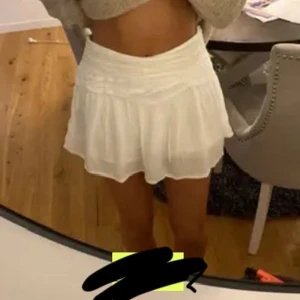 Vit kjol  - Säljer min super gulliga kjol som är i storlek S! Skriv till mig vid frågor 💕   