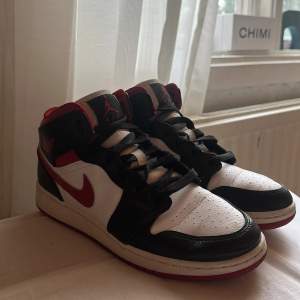 Mid air jordan 1 ”Gym Red” ❤️ säljer då de inte kommer till användning. Användt några gångar.  Köpta för 2000kr ungefär. Köparen står för frakten ❤️