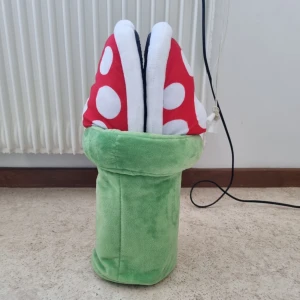 Super mario piranha plant tofflor - Super coola tofflor med piranha plant från super mario med tillhörande rör o sätta tofflorna i när man inte använder dom. Passar upp till storlek 43. Kan mötas upp i vänersborg