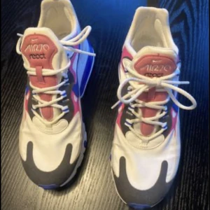 Nike Air react  - Väldigt snygga Nike air react. Använda 1 gång. Tyvärr är dem för stora så därför säljer jag dem. Orginalpriset låg på runt 1500-1700 kr. 