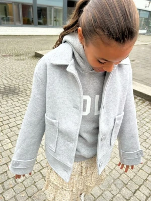 Lager 157 kappa - En jättefin kappa från lager 157 som knappt är använd. Köpt för 400kr. Den är helt slutsåld i storleken❣️ Inte jag på bilden ( min kompis )