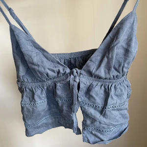 Söt topp i linnematerial - Supergullig topp/blus i jättefin dimblå färg. Aldrig använd 💞