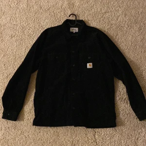 Carhartt Dixon Shirt Jacket - Nästan helt oanvänd. Säljer pga lite för stor för mig och därav endast använd ett par gånger..