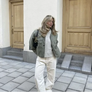 Jacka - Funderar på att sälja min jeans jacka från djerf avenue, men den går även att ta bort ärmarna på. Väldigt bra skick! Nypris: 2599kr  ursnygg nu till hösten (skriv privat för fler bilder)💓