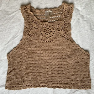 Virkad topp!💋 - Asfin virkad topp! Jag kan tyvärr inte se ifall den är ljusbrun eller beige, en blandning typ. Den har ovanligt fina detaljer på både fram- och baksidan!💋
