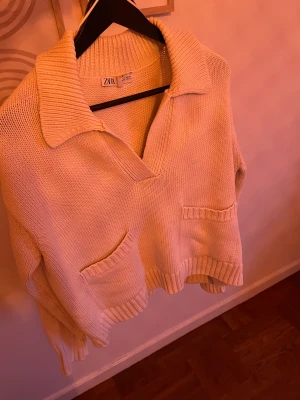 Stickad tröja - Säljer denna vita stickade tröja från zara, använd några gånger men superfint skick. Den är inte trasig på något sätt och är normal i storleken, storlek L och färgen är lite mer créme vit 