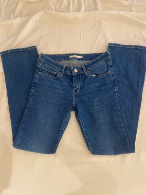 Levi’s 715 Bootcut jeans  - SUPER SNYGGA low waist boot cut jeans från levis i ny skick❤️❤️W25 (midja 79cm ytterben 97cm innerben 78cm)
