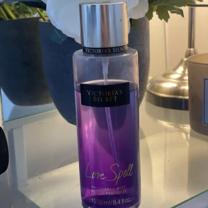 Parfym/bodymist Victoria secret - Parfym /body mist från Victoria secret. Används inte längre. 