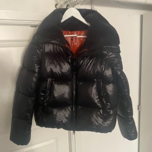 Snygg Dunjacka/ vinterjacka  - SÄLJER denna jättefina svarta tjocka dunjackan med fluffig krage  från Save The Duck i stl 2 eller S! Nästan helt oanvänd så i väldigt fint skick! Köpt för ca 3299kr, hör av dig vid intresse 💞Frakt ej inkluderad i priset! Prisförslag kan accepteras! 